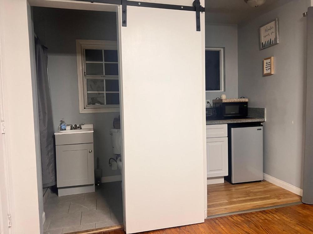Beautiful private upstairs studio - USC, LAX, SOFI